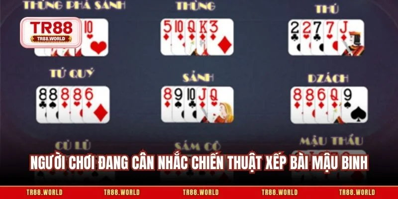 Người chơi đang cân nhắc chiến thuật xếp bài mậu binh